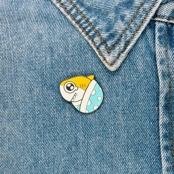 ⭐Shark Pin Yellow Blue Spot Animal Sea Life Whale Enamel Animal Brooch Fun Shark - Picture 1 of 5